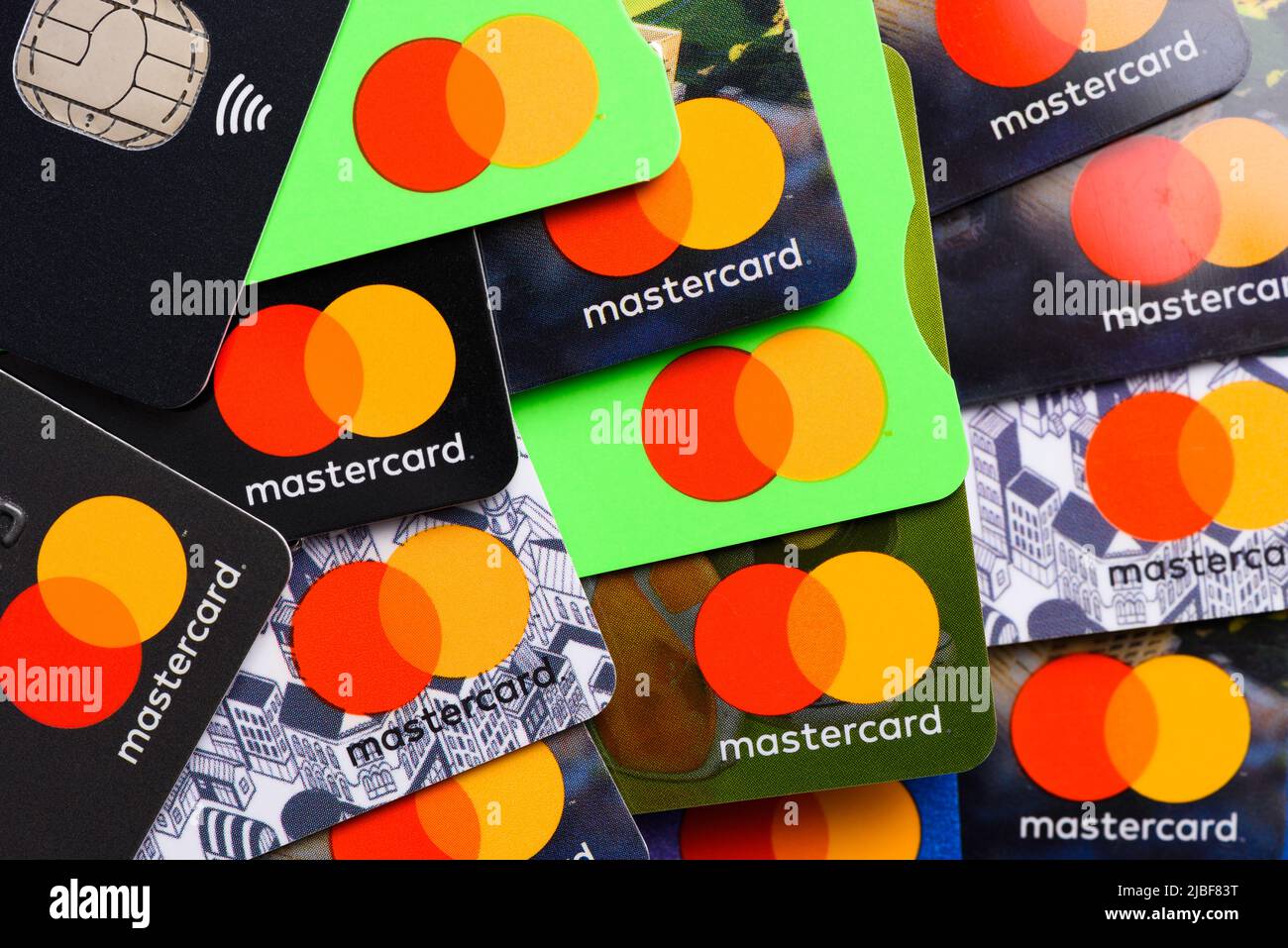 Cracovie, Pologne - 27 avril 2022: Cartes de paiement par carte de crédit Mastercard avec symbole de paiement sans contact vue de dessus Banque D'Images