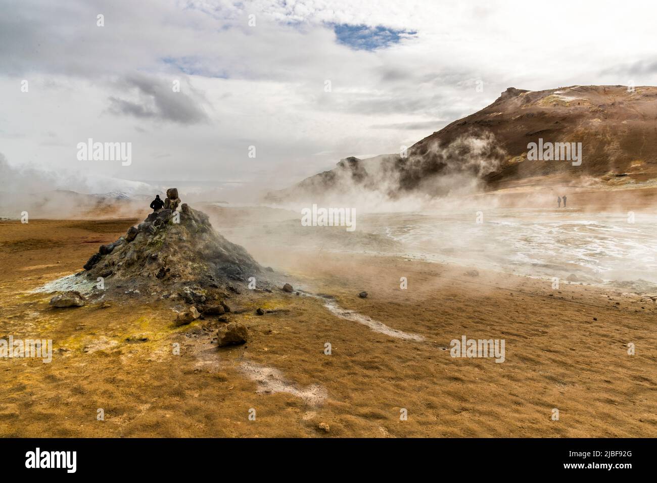 Hverir, en Islande, est un lieu géothermique réputé pour ses bouillonnants de boue et de fumaroles à vapeur émettant du gaz sulfurique Banque D'Images