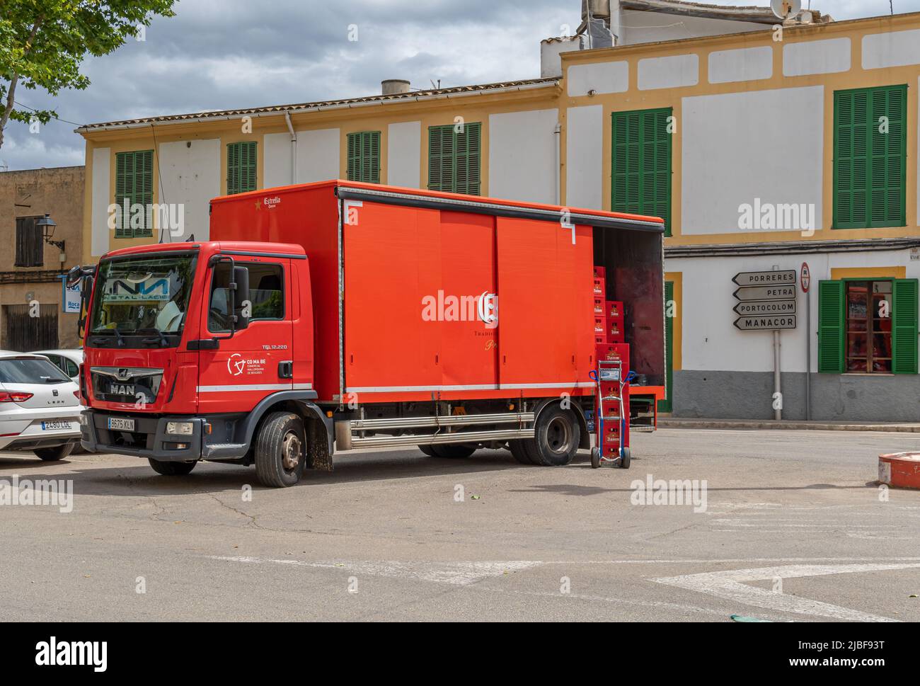 Felanitx, Espagne; mai 27 2022: Camion de livraison de bière rouge de la marque espagnole Estrella Damm, garée dans la rue pour faire la livraison. Felanitx, île Banque D'Images