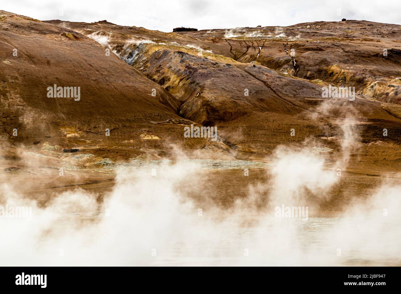 Hverir, en Islande, est un lieu géothermique réputé pour ses bouillonnants de boue et de fumaroles à vapeur émettant du gaz sulfurique Banque D'Images