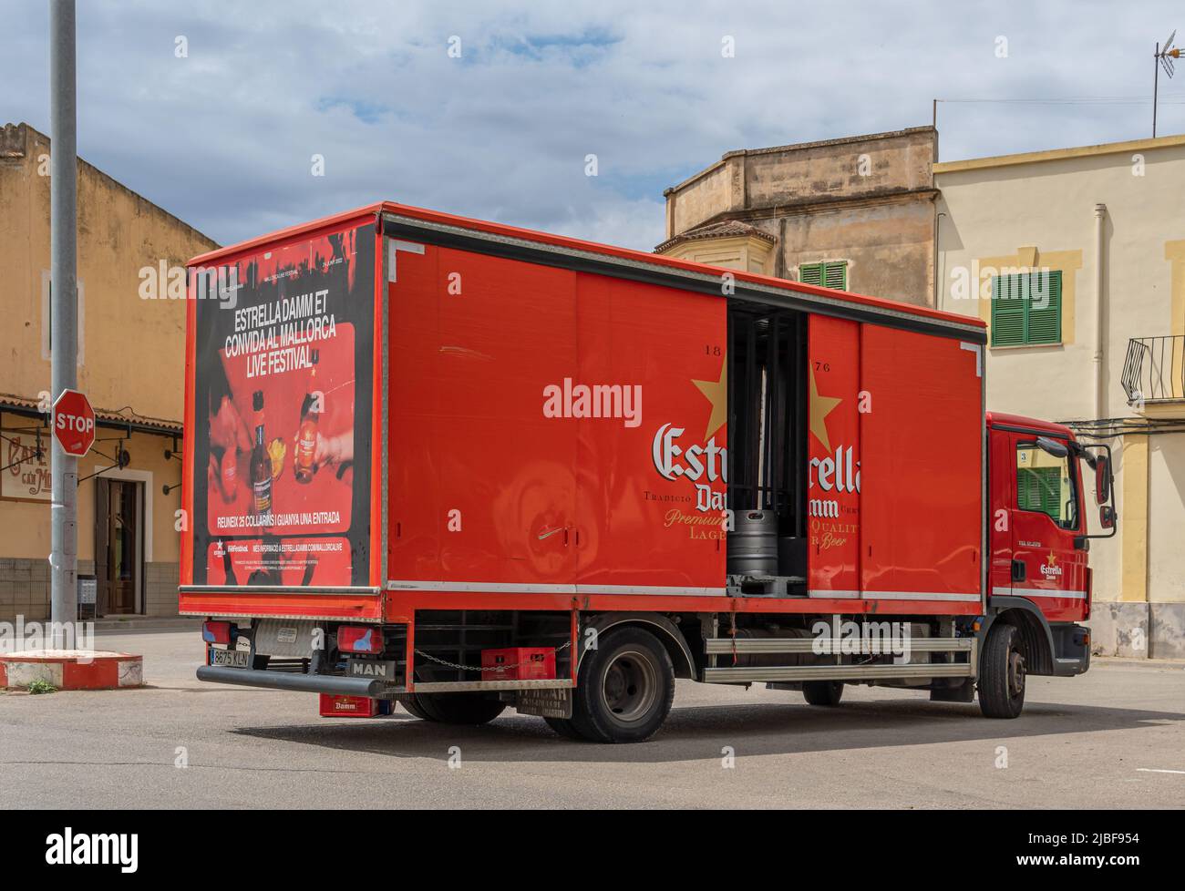 Felanitx, Espagne; mai 27 2022: Camion de livraison de bière rouge de la marque espagnole Estrella Damm, garée dans la rue pour faire la livraison. Felanitx, île Banque D'Images