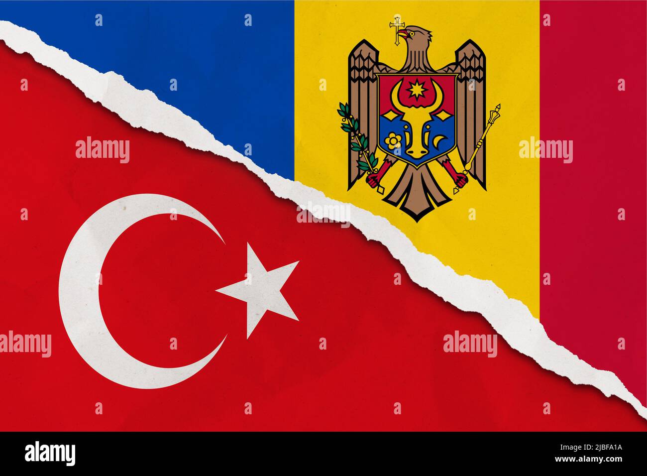Drapeau de la Moldavie et de la Turquie papier déchiré grunge fond. Résumé l'économie de la Moldavie et de la Turquie, les conflits politiques, la texture du concept de guerre contexte Banque D'Images