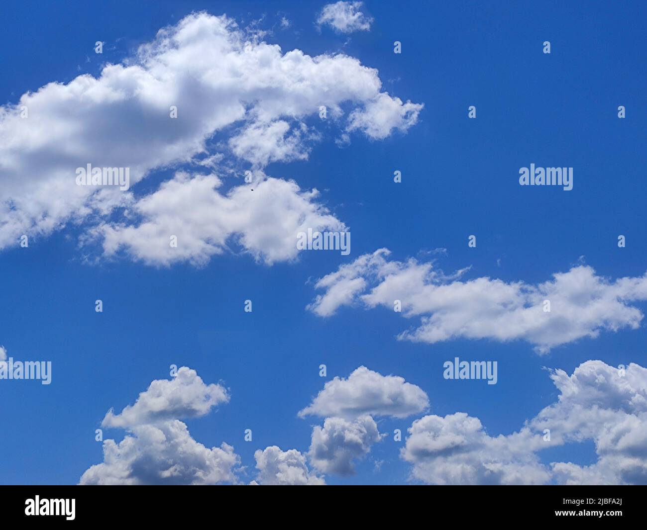Nuages dans le ciel, photo en forme de nuage. Nuages blancs d'été Banque D'Images