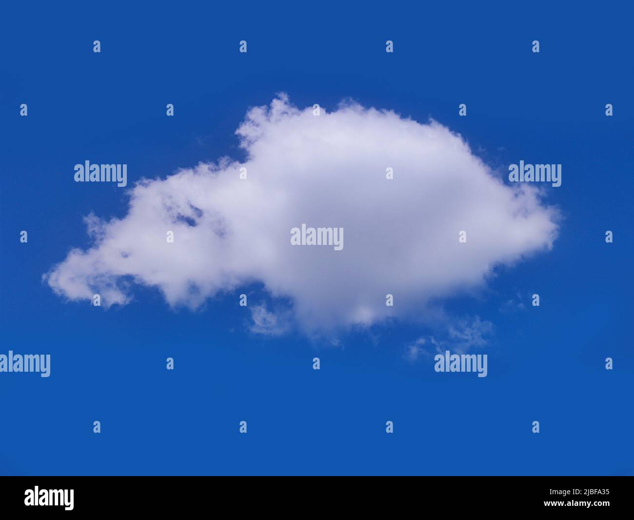 Nuage unique dans le ciel, photo en forme de nuage. Nuage blanc d'été Banque D'Images