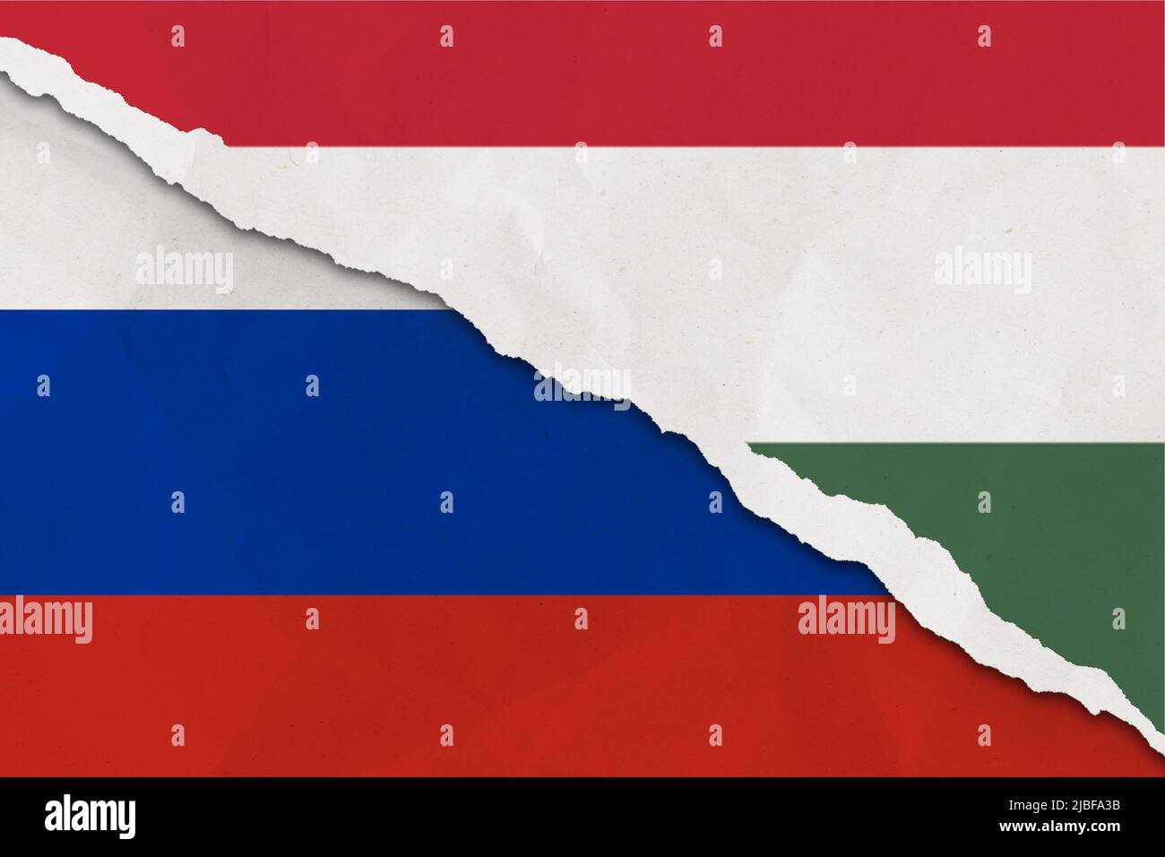 Le drapeau de la Russie et de la Hongrie a déchiré le papier grince fond. Résumé la Russie et la Hongrie économie, les conflits politiques, la texture du concept de guerre contexte Banque D'Images