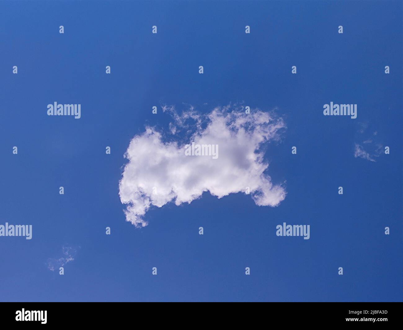 Nuage unique dans le ciel, photo en forme de nuage. Nuage blanc d'été Banque D'Images