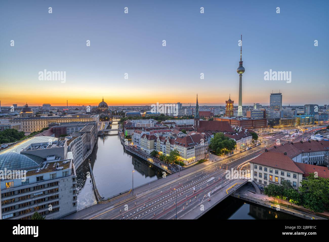 Centre de Berlin après le coucher du soleil avec la tour de télévision, l'hôtel de ville, la cathédrale et le Palais de la ville reconstruit Banque D'Images