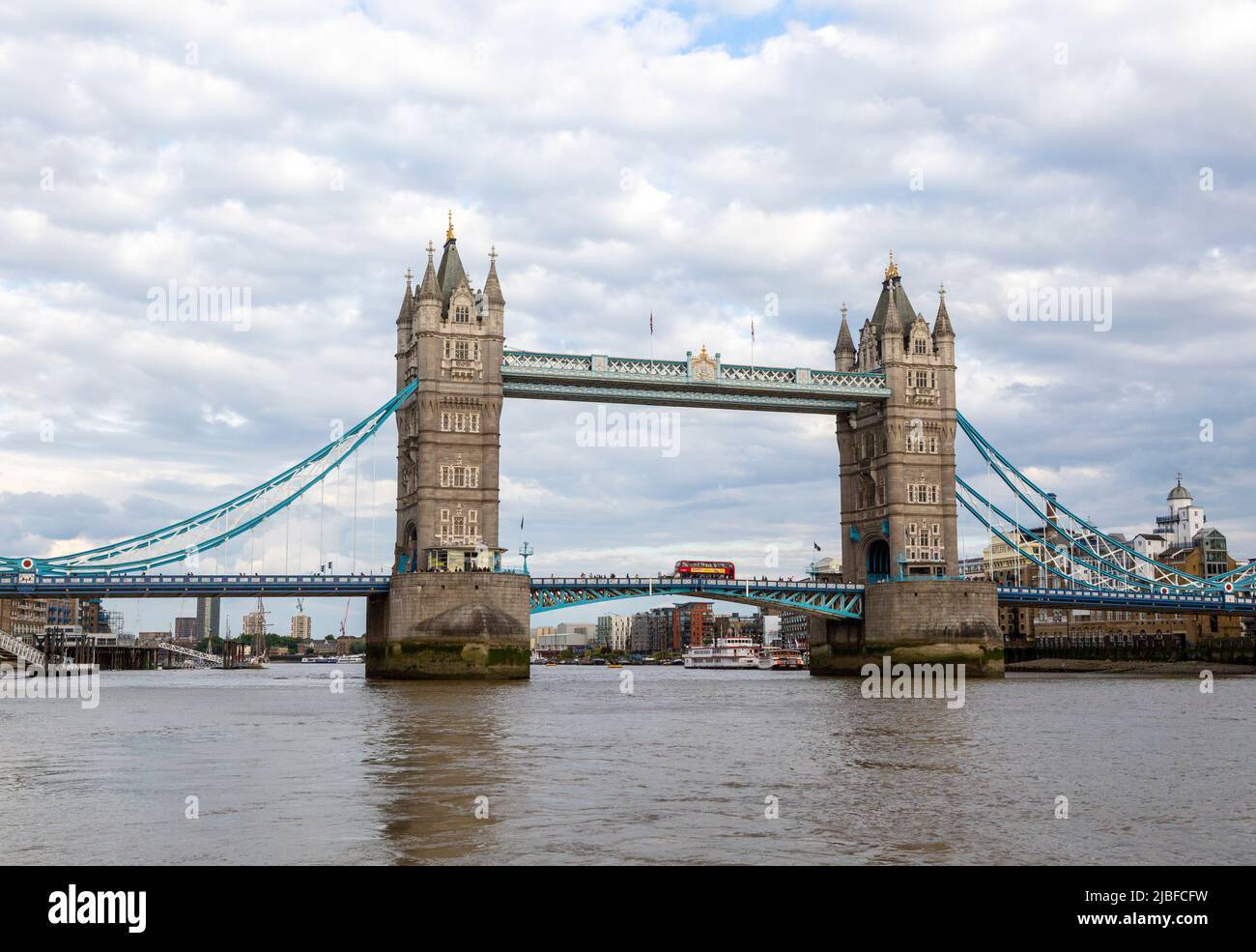 Bus à impériale rouge traversant Tower Bridge, River Thames, Londres, Angleterre, Royaume-Uni Banque D'Images