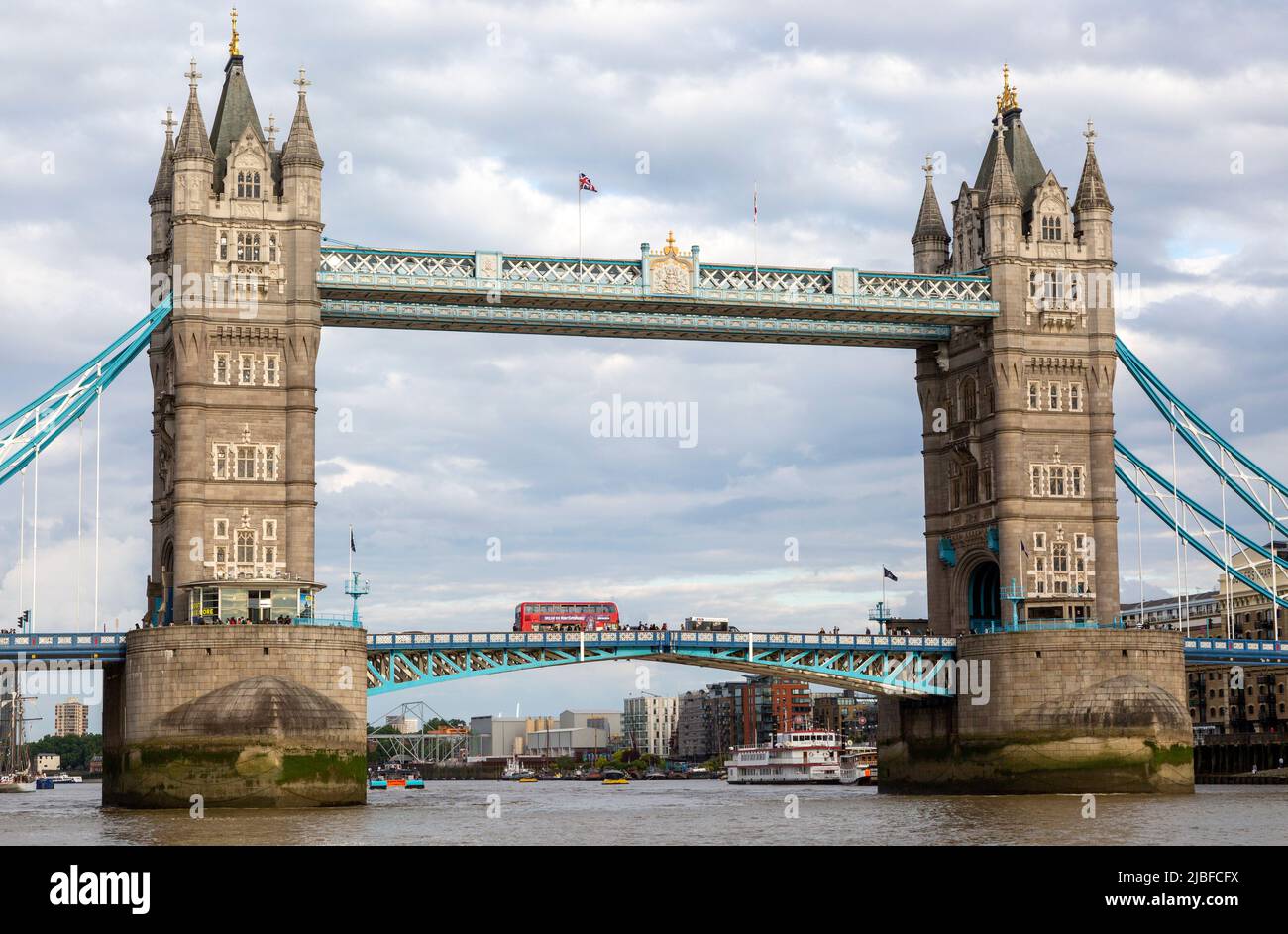 Bus à impériale rouge traversant Tower Bridge, River Thames, Londres, Angleterre, Royaume-Uni Banque D'Images