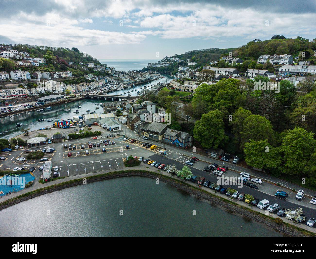 Vue aérienne sur Looe, ville de pêche de Cornish et destination de vacances populaire, Cornwall, Angleterre, Royaume-Uni Banque D'Images