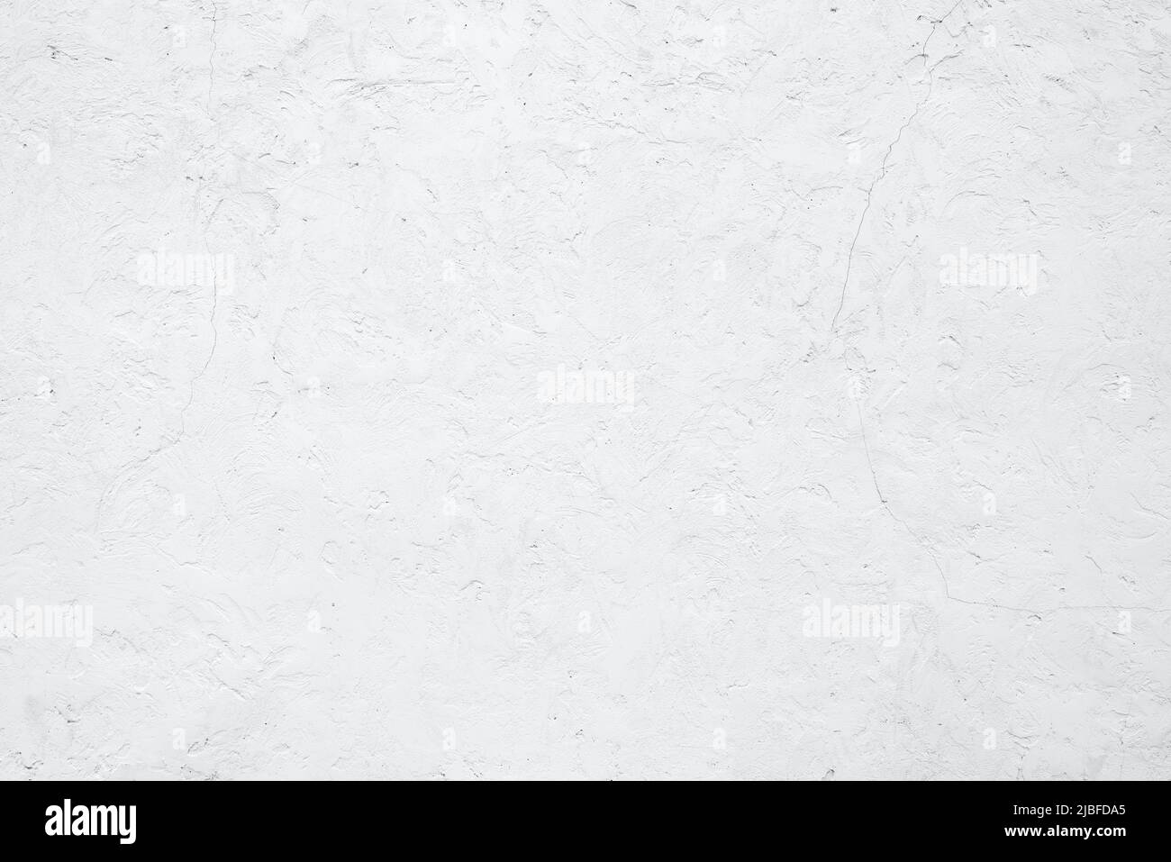 Arrière-plan de texture de mur de bâtiment blanc vide. Surface rugueuse et paroi en ciment blanc fissurée. Fond abstrait de texture de mur blanc. Surface en béton. Banque D'Images
