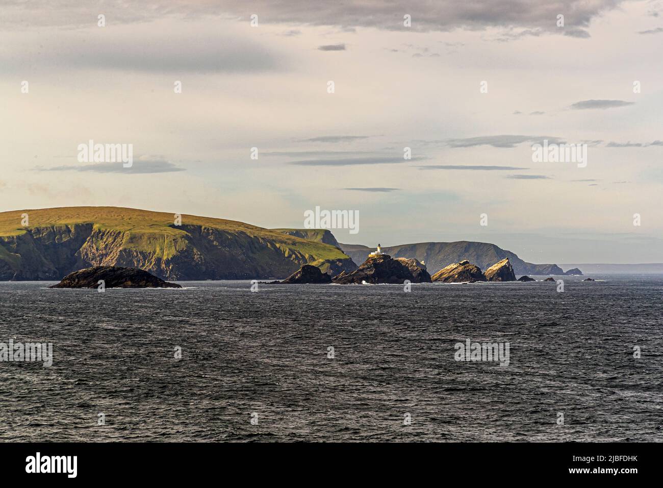 Le phare de Muckle Flugga est situé sur la roche la plus au nord des îles Shetland Banque D'Images