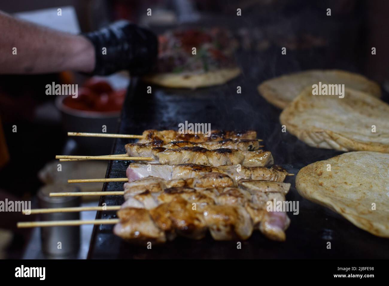 Athènes, Grèce. 4th juin 2022. Un cuisinier prépare la cuisine traditionnelle de rue 'Souvlaki' dans un restaurant. Le prix de la nourriture de rue la plus populaire de la Grèce augmente en flèche, avec une inflation qui a augmenté à environ 10,7 pour cent en mai, contre 10,2 pour cent en avril, atteignant son plus haut niveau en 28 ans. (Credit image: © Dimitris Aspiotis/Pacific Press via ZUMA Press Wire) Banque D'Images
