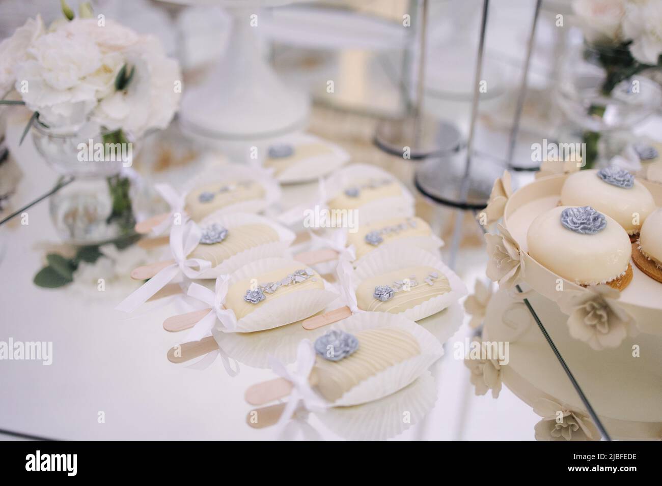 Bar à gâteaux lors du mariage. Différents types de chérie sur la table ... Bar à gâteaux lors du mariage. Différents types de chérie sur la table ...