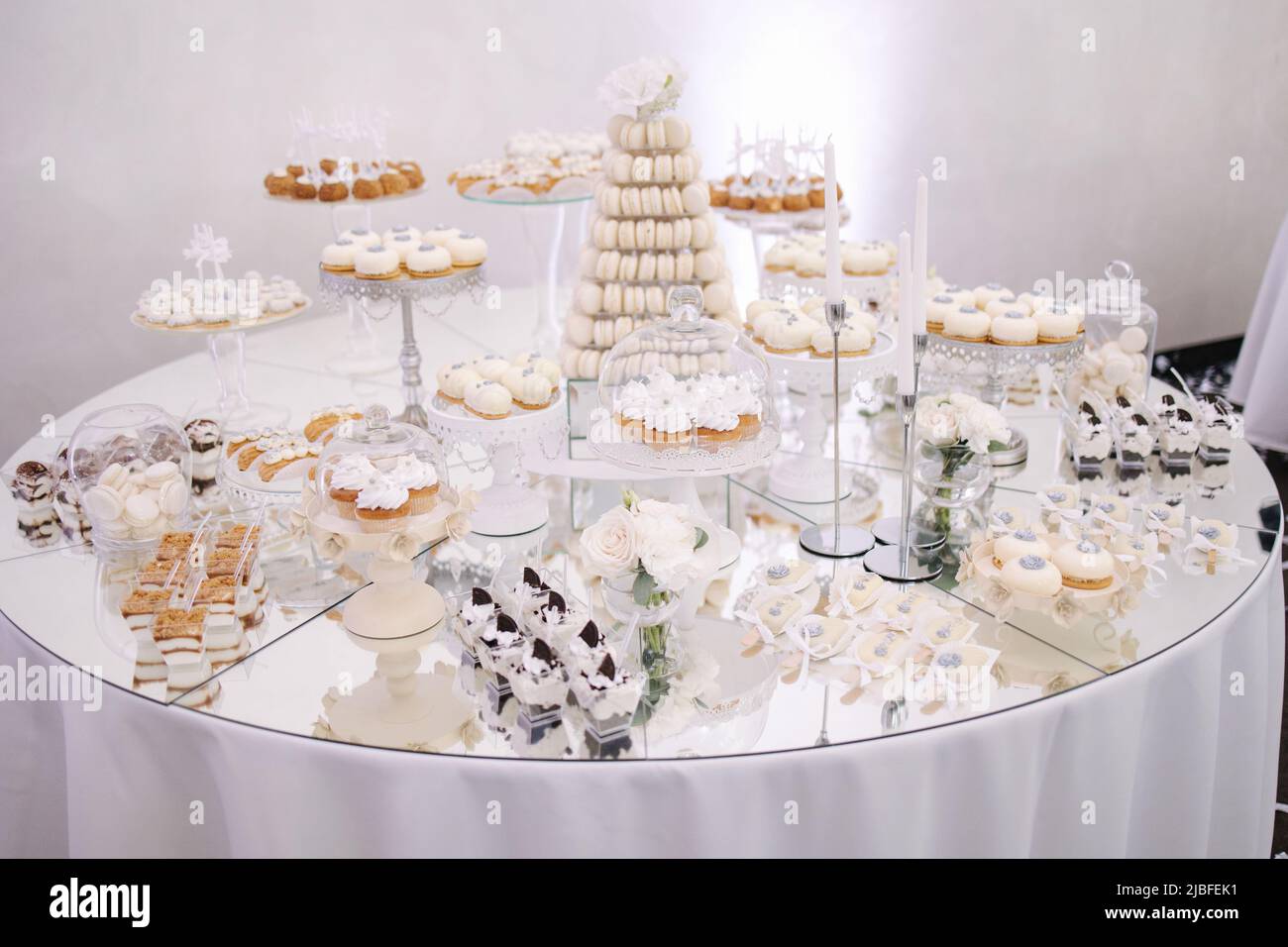 Bar à gâteaux lors du mariage. Différents types de chérie sur la table. Eclair, gâteaux, muffins et autres desserts mamy Banque D'Images