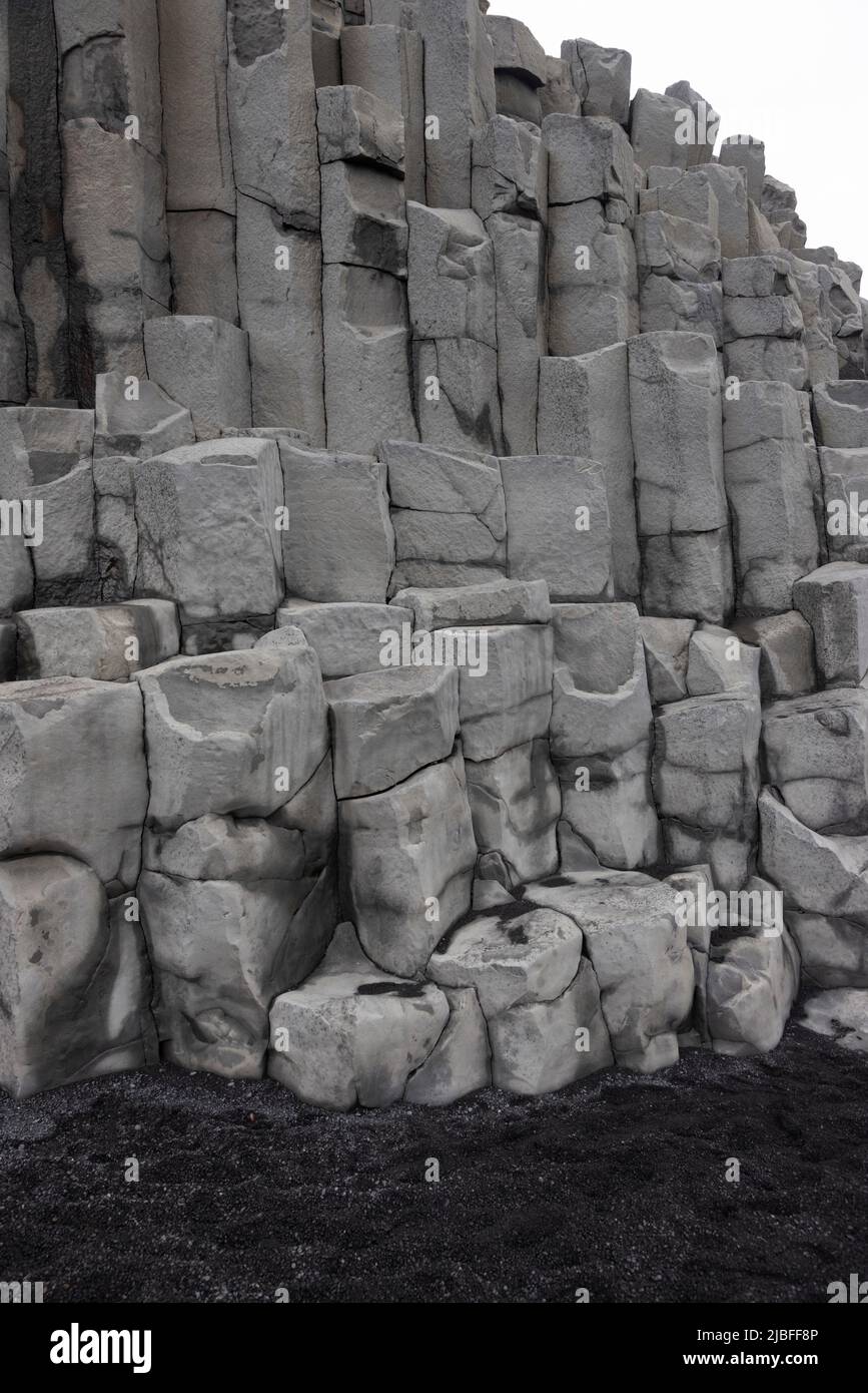 Roche volcanique de basalte à Reynisfjara Islande Banque D'Images