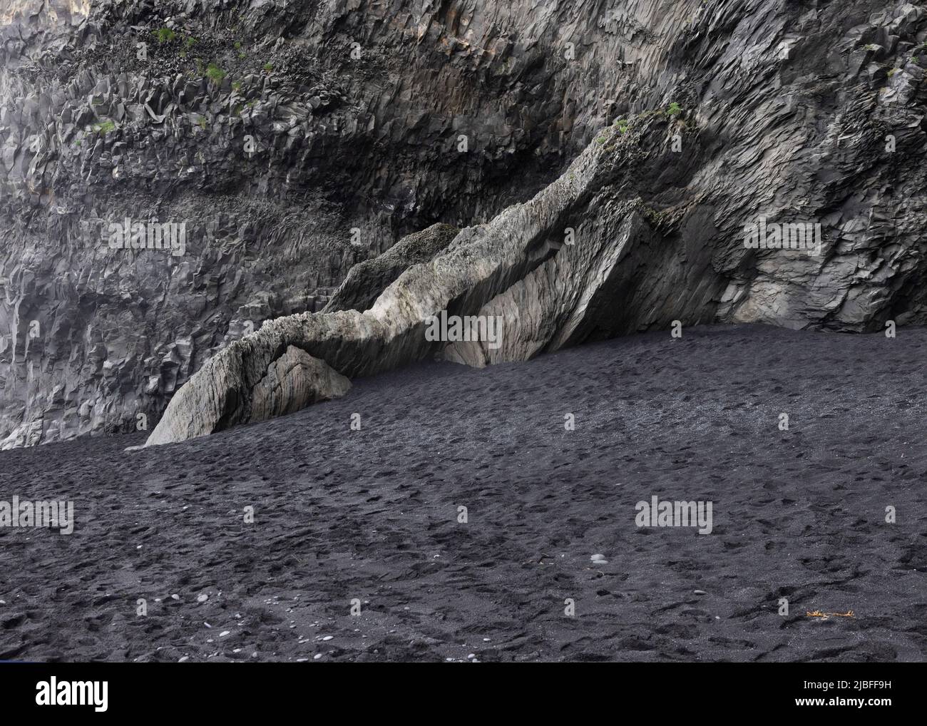 Roche volcanique de basalte à Reynisfjara Islande Banque D'Images