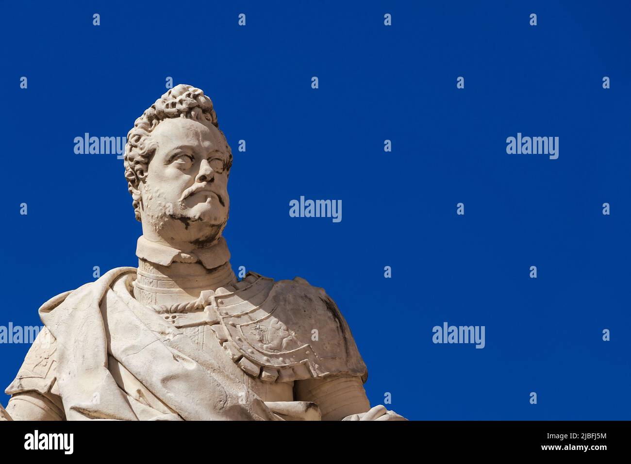 Ferdinando i Medici, Grand-duc de Toscane. Une statue en marbre érigée en 1594 dans le centre historique de Pise (avec ciel bleu et espace copie) Banque D'Images