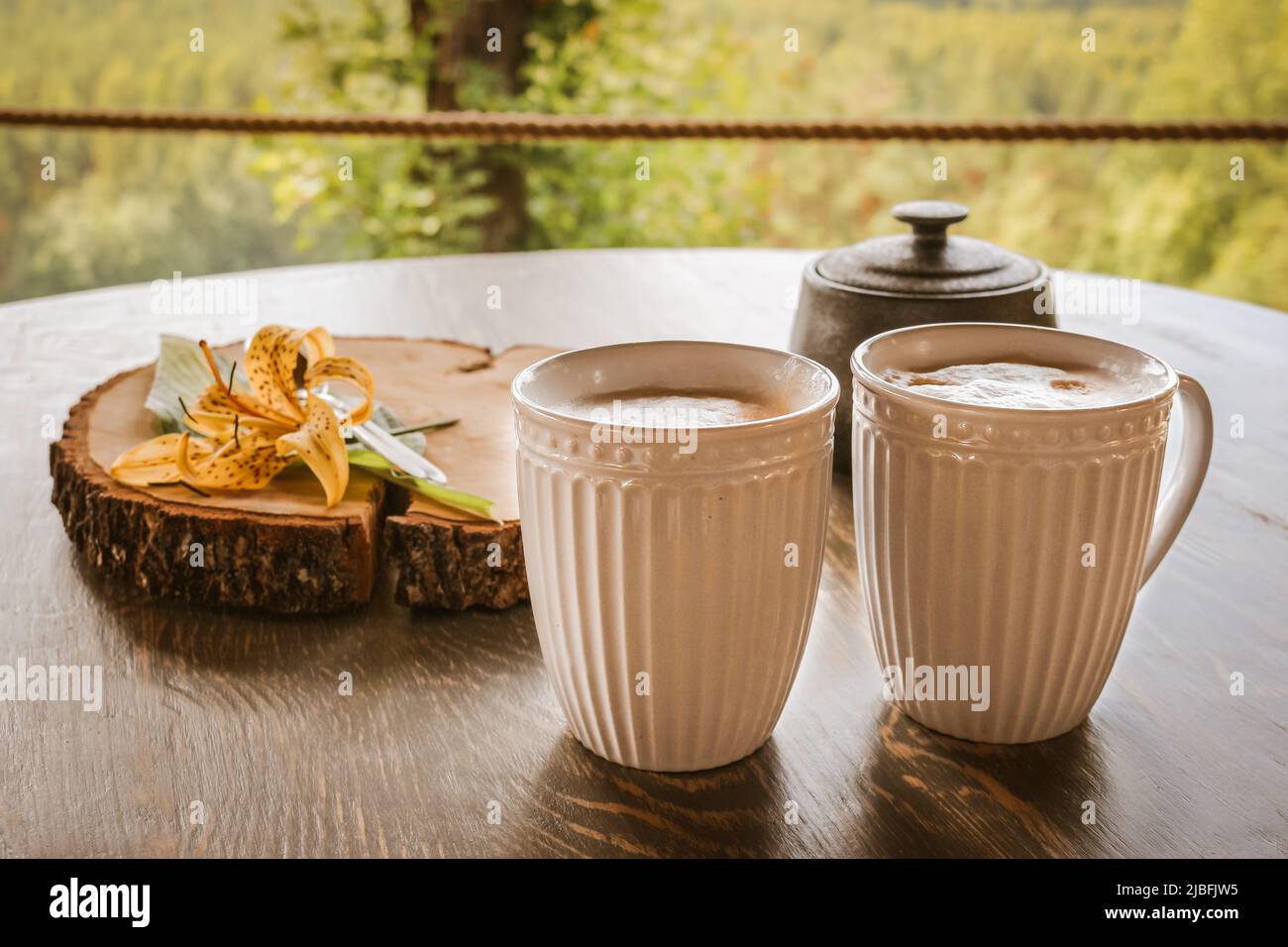 Café savoureux servi dans le jardin sur une ancienne table en bois Banque D'Images