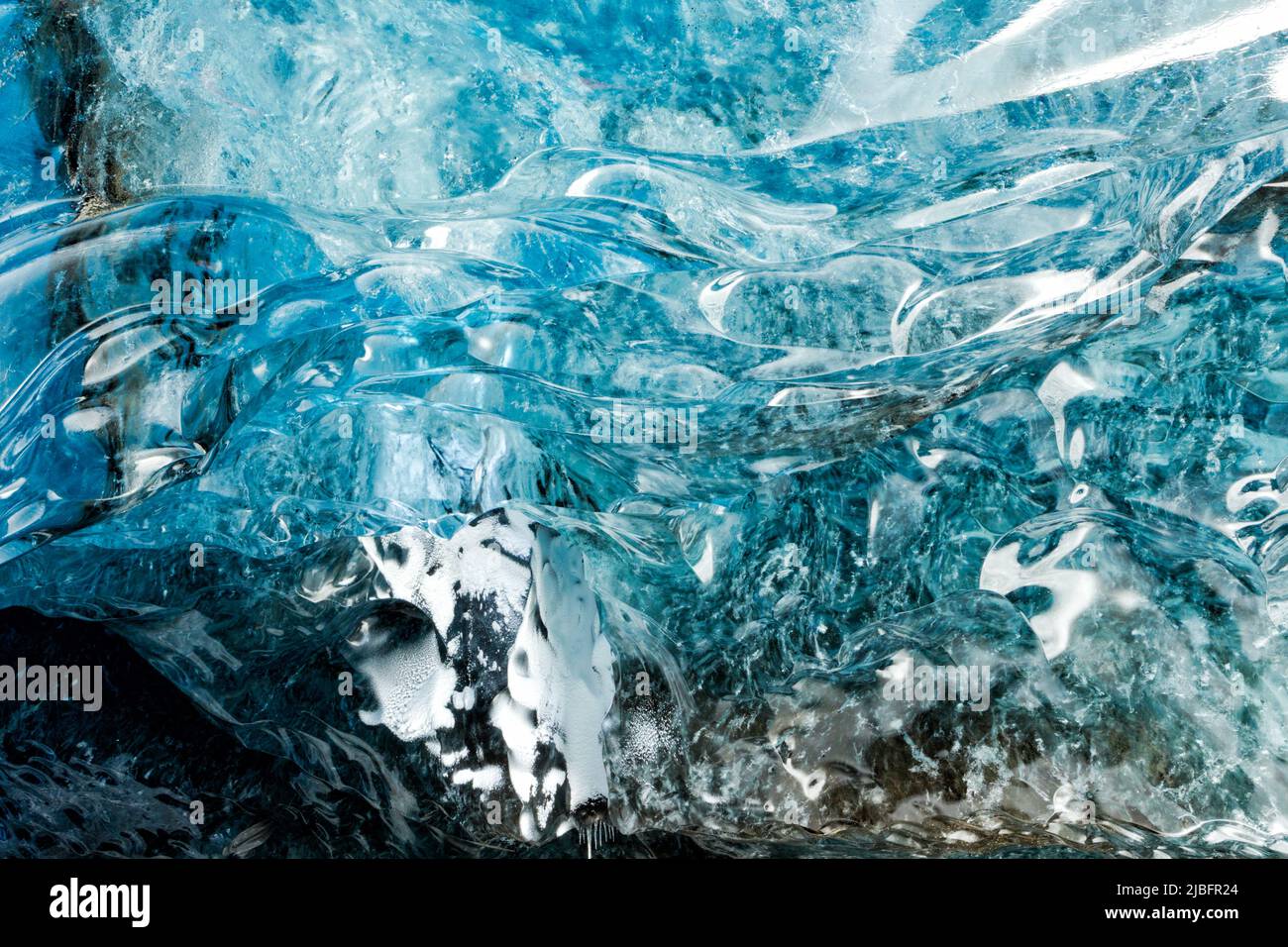 Glace à l'intérieur Breiðamerkurjökull. Un glacier de sortie du plus grand glacier Vatnajökull qui s'étend dans un petit lagon avec des grottes de glace. Banque D'Images