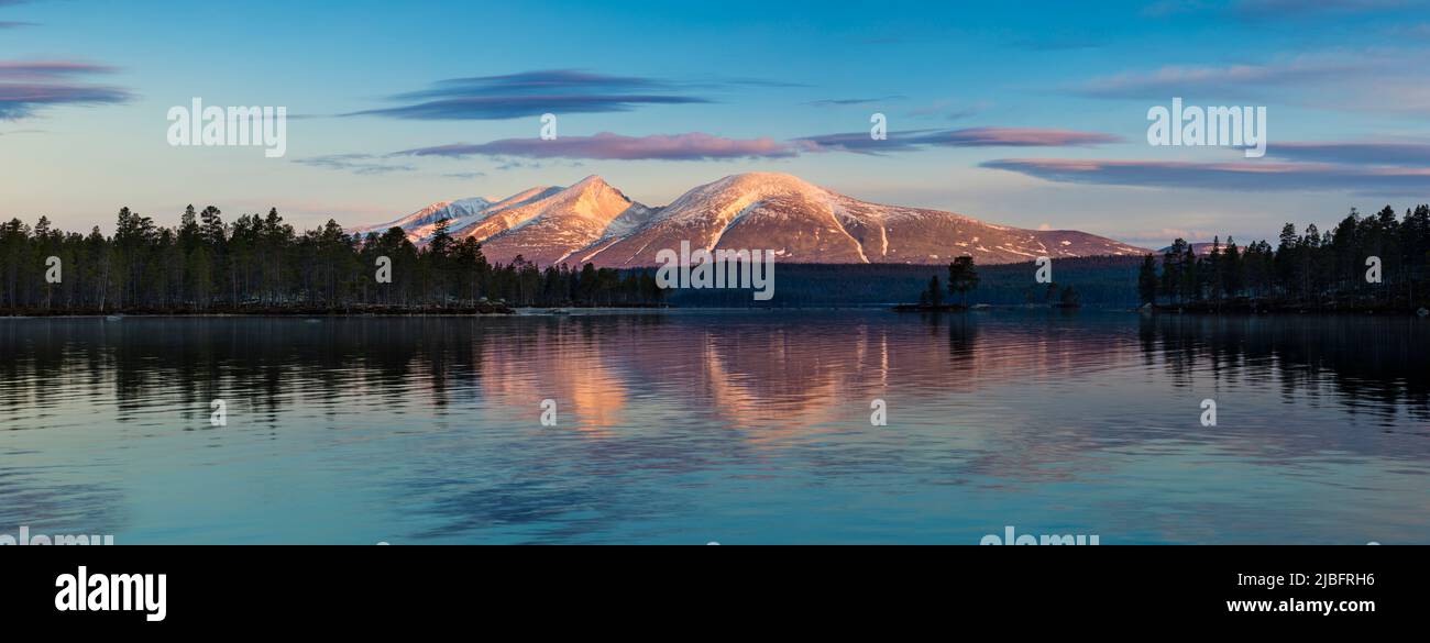 Vue panoramique de l'heure d'or tôt le matin lumière du soleil sur la montagne Sølen, vue depuis le lac Isteren à Engerdal kommune, Norvège, Scandinavie. Banque D'Images