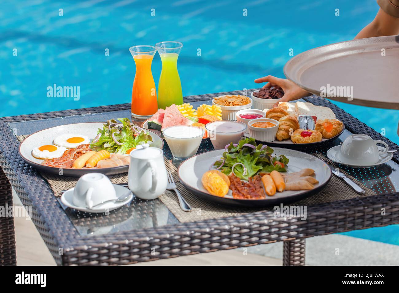 Femme serveur servant le petit déjeuner dans le restaurant de l'hôtel de luxe Banque D'Images