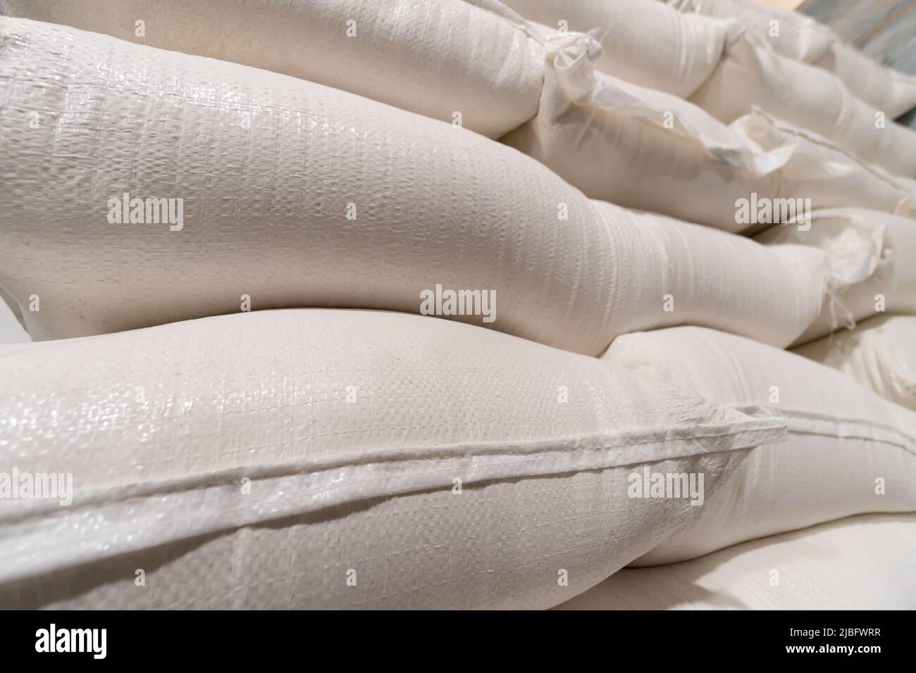 Gros plan de sacs de farine blanche dans un entrepôt ou une production Banque D'Images