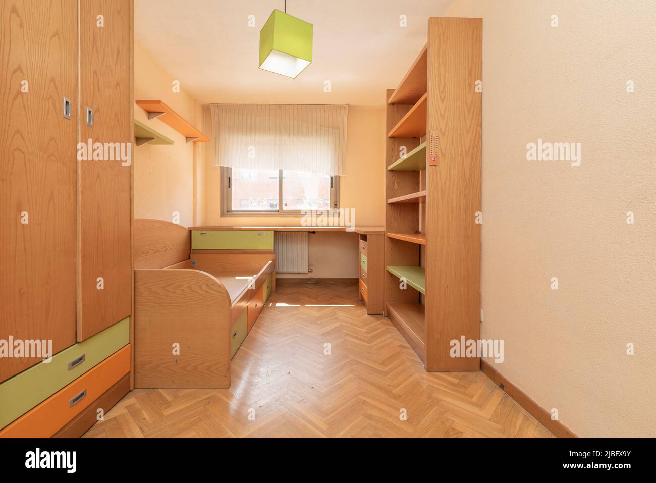 Chambre jeune avec mobilier en pin, étagères assorties, bureau et armoire Banque D'Images