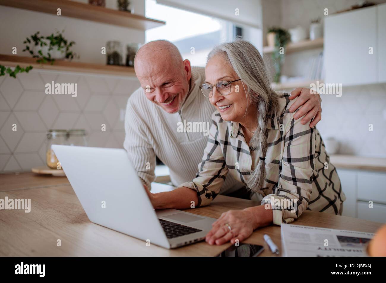 Un couple senior heureux calcule les dépenses ou le budget de planification ensemble à la maison. Banque D'Images