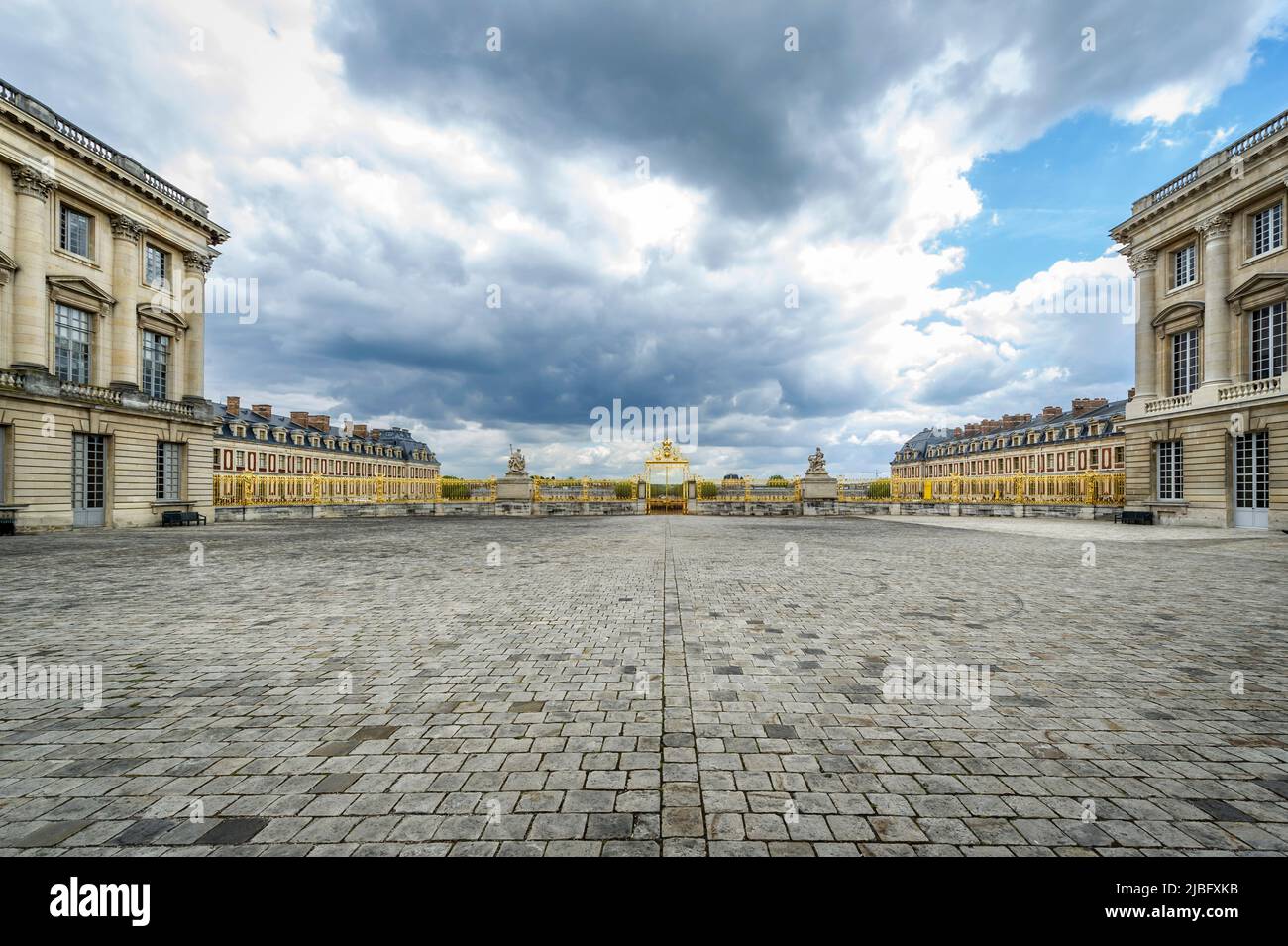 Place pavée en pierre devant le château de Versailles Banque D'Images