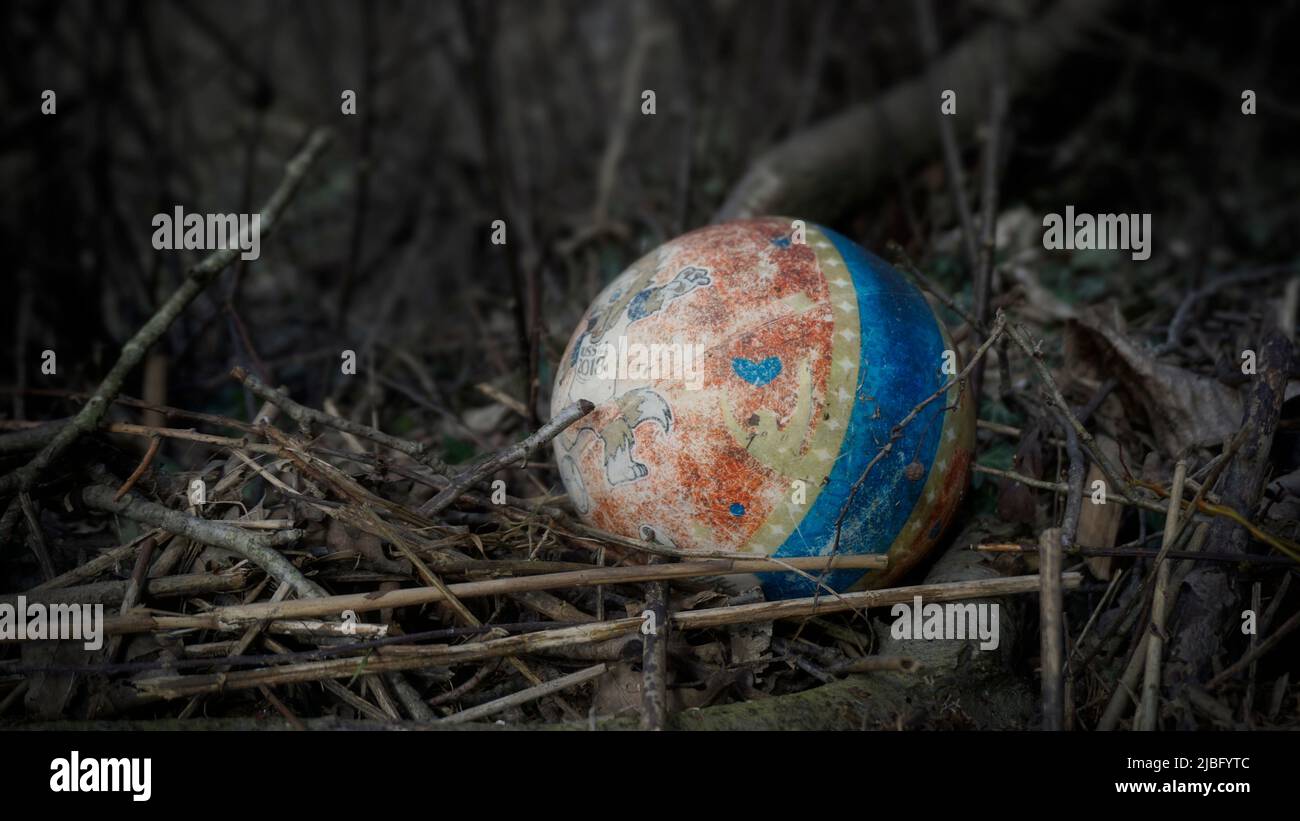 Vieux ballon d'enfant sur le sol forestier Banque D'Images