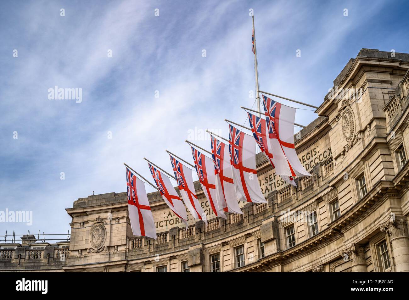 LONDRES - 18 mai 2022 : drapeaux en signe blanc accrochés à l'Arche de l'Amirauté à Londres, pour les célébrations du Jubilé de platine Banque D'Images