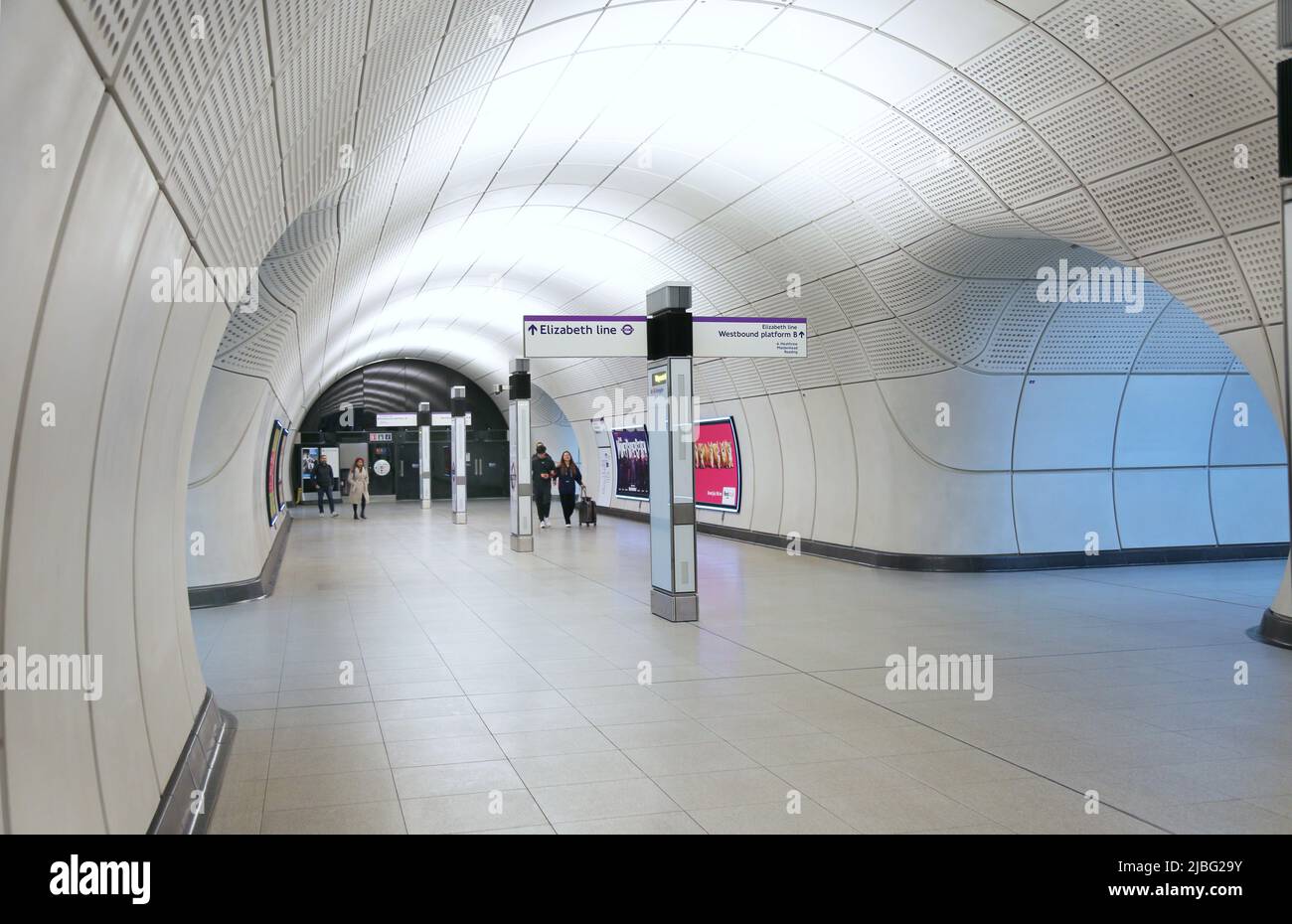 Londres, Royaume-Uni. Tunnels souterrains à la station Farringdon sur le nouveau réseau Elizabeth Line (Crossrail). Panneaux directs vers les plates-formes à destination de l'est ou de l'ouest. Banque D'Images