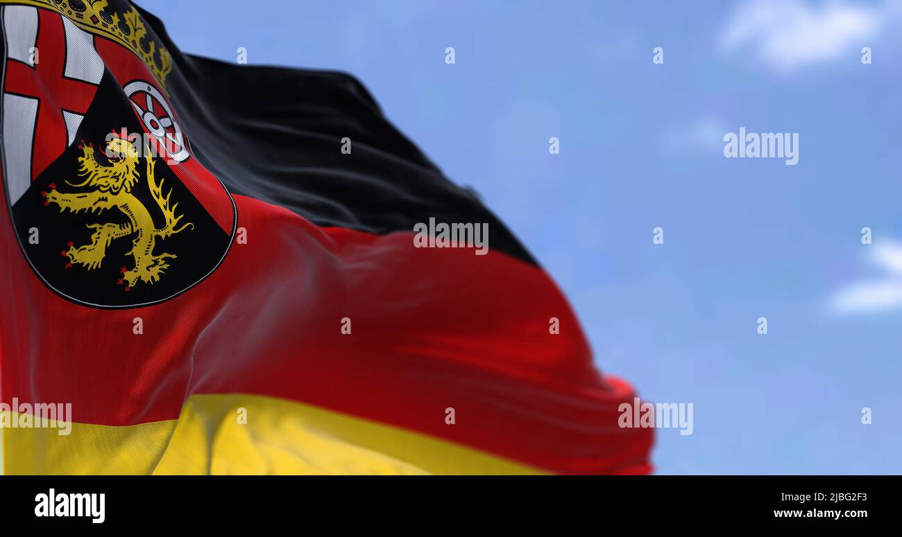 Le drapeau de la Rhénanie-Palatinat agité dans le vent par temps clair. La Rhénanie-Palatinat est un état allemand (Land) situé dans l'ouest de l'Allemagne Banque D'Images