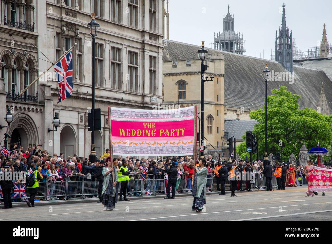 Londres, Royaume-Uni. 5th juin 2022. Une fête de mariage indienne avec musiciens, un immense gâteau et des marionnettes géantes faisait partie de la forte édition du Jubilé de platine de 7 mille personnes qui s'est tenue dans le centre de Londres pour marquer les 70 ans de sa Majesté sur le trône. La parade colorée a fait son chemin le long de Whitehall, le Mall et passé Buckingham Palace et a été décrit par beaucoup comme un événement unique dans une vie. Credit: Kiki Streitberger / Alamy Live News Banque D'Images
