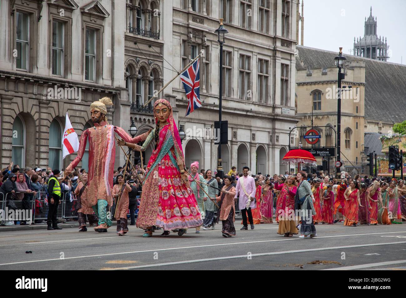 Londres, Royaume-Uni. 5th juin 2022. Une fête de mariage indienne avec musiciens, un immense gâteau et des marionnettes géantes faisait partie de la forte édition du Jubilé de platine de 7 mille personnes qui s'est tenue dans le centre de Londres pour marquer les 70 ans de sa Majesté sur le trône. La parade colorée a fait son chemin le long de Whitehall, le Mall et passé Buckingham Palace et a été décrit par beaucoup comme un événement unique dans une vie. Credit: Kiki Streitberger / Alamy Live News Banque D'Images