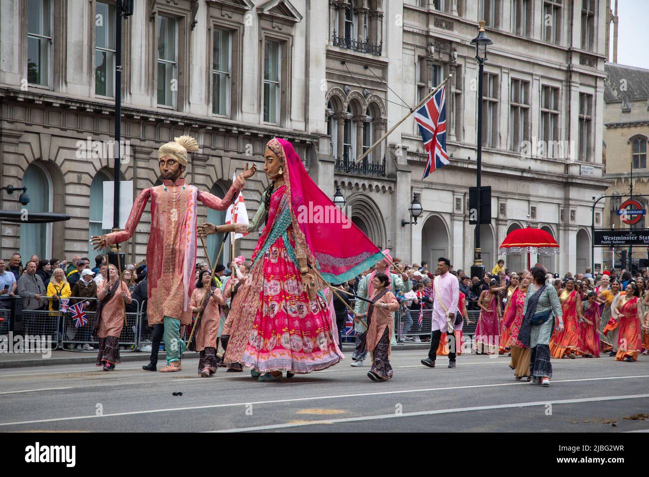 Londres, Royaume-Uni. 5th juin 2022. Une fête de mariage indienne avec musiciens, un immense gâteau et des marionnettes géantes faisait partie de la forte édition du Jubilé de platine de 7 mille personnes qui s'est tenue dans le centre de Londres pour marquer les 70 ans de sa Majesté sur le trône. La parade colorée a fait son chemin le long de Whitehall, le Mall et passé Buckingham Palace et a été décrit par beaucoup comme un événement unique dans une vie. Credit: Kiki Streitberger / Alamy Live News Banque D'Images