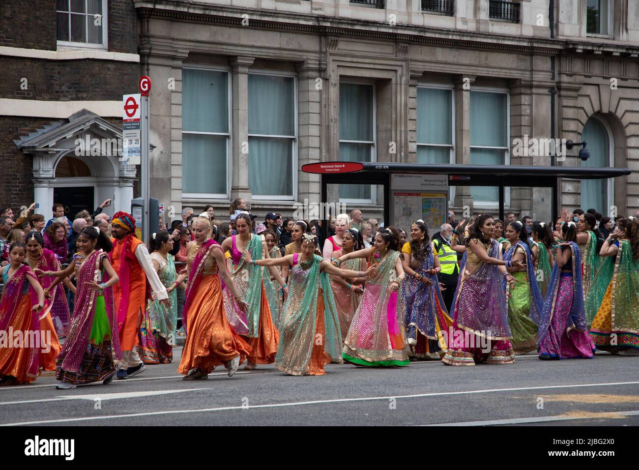 Londres, Royaume-Uni. 5th juin 2022. Une fête de mariage indienne avec musiciens, un immense gâteau et des marionnettes géantes faisait partie de la forte édition du Jubilé de platine de 7 mille personnes qui s'est tenue dans le centre de Londres pour marquer les 70 ans de sa Majesté sur le trône. La parade colorée a fait son chemin le long de Whitehall, le Mall et passé Buckingham Palace et a été décrit par beaucoup comme un événement unique dans une vie. Credit: Kiki Streitberger / Alamy Live News Banque D'Images