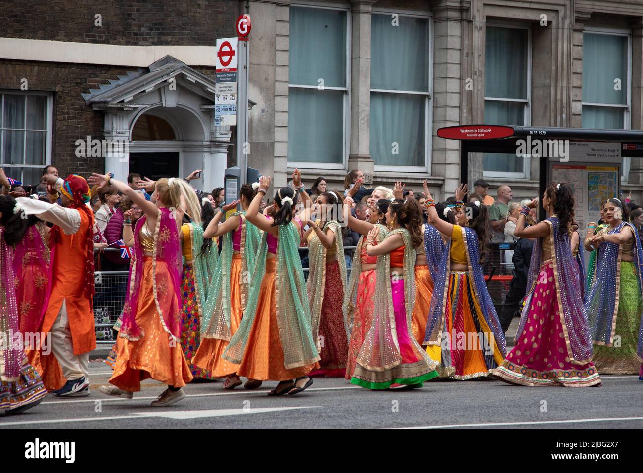 Londres, Royaume-Uni. 5th juin 2022. Une fête de mariage indienne avec musiciens, un immense gâteau et des marionnettes géantes faisait partie de la forte édition du Jubilé de platine de 7 mille personnes qui s'est tenue dans le centre de Londres pour marquer les 70 ans de sa Majesté sur le trône. La parade colorée a fait son chemin le long de Whitehall, le Mall et passé Buckingham Palace et a été décrit par beaucoup comme un événement unique dans une vie. Credit: Kiki Streitberger / Alamy Live News Banque D'Images