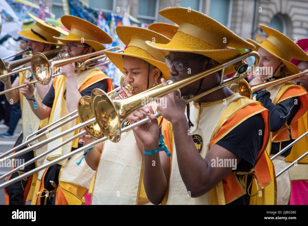 Londres, Royaume-Uni. 5th juin 2022. Un Jubilé de platine fort de 7 mille personnes a eu lieu dans le centre de Londres pour marquer les 70 ans de sa Majesté sur le trône. La parade colorée a fait son chemin le long de Whitehall, le Mall et passé Buckingham Palace et a été décrit par beaucoup comme un événement unique dans une vie. Credit: Kiki Streitberger / Alamy Live News Banque D'Images