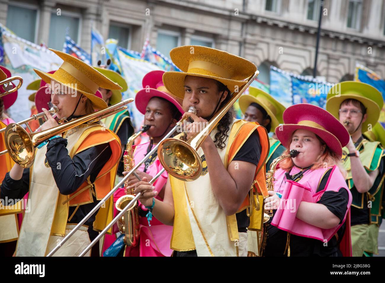 Londres, Royaume-Uni. 5th juin 2022. Un Jubilé de platine fort de 7 mille personnes a eu lieu dans le centre de Londres pour marquer les 70 ans de sa Majesté sur le trône. La parade colorée a fait son chemin le long de Whitehall, le Mall et passé Buckingham Palace et a été décrit par beaucoup comme un événement unique dans une vie. Credit: Kiki Streitberger / Alamy Live News Banque D'Images