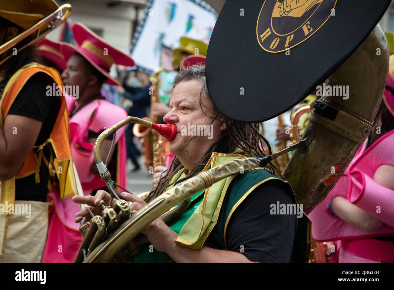 Londres, Royaume-Uni. 5th juin 2022. Un Jubilé de platine fort de 7 mille personnes a eu lieu dans le centre de Londres pour marquer les 70 ans de sa Majesté sur le trône. La parade colorée a fait son chemin le long de Whitehall, le Mall et passé Buckingham Palace et a été décrit par beaucoup comme un événement unique dans une vie. Credit: Kiki Streitberger / Alamy Live News Banque D'Images
