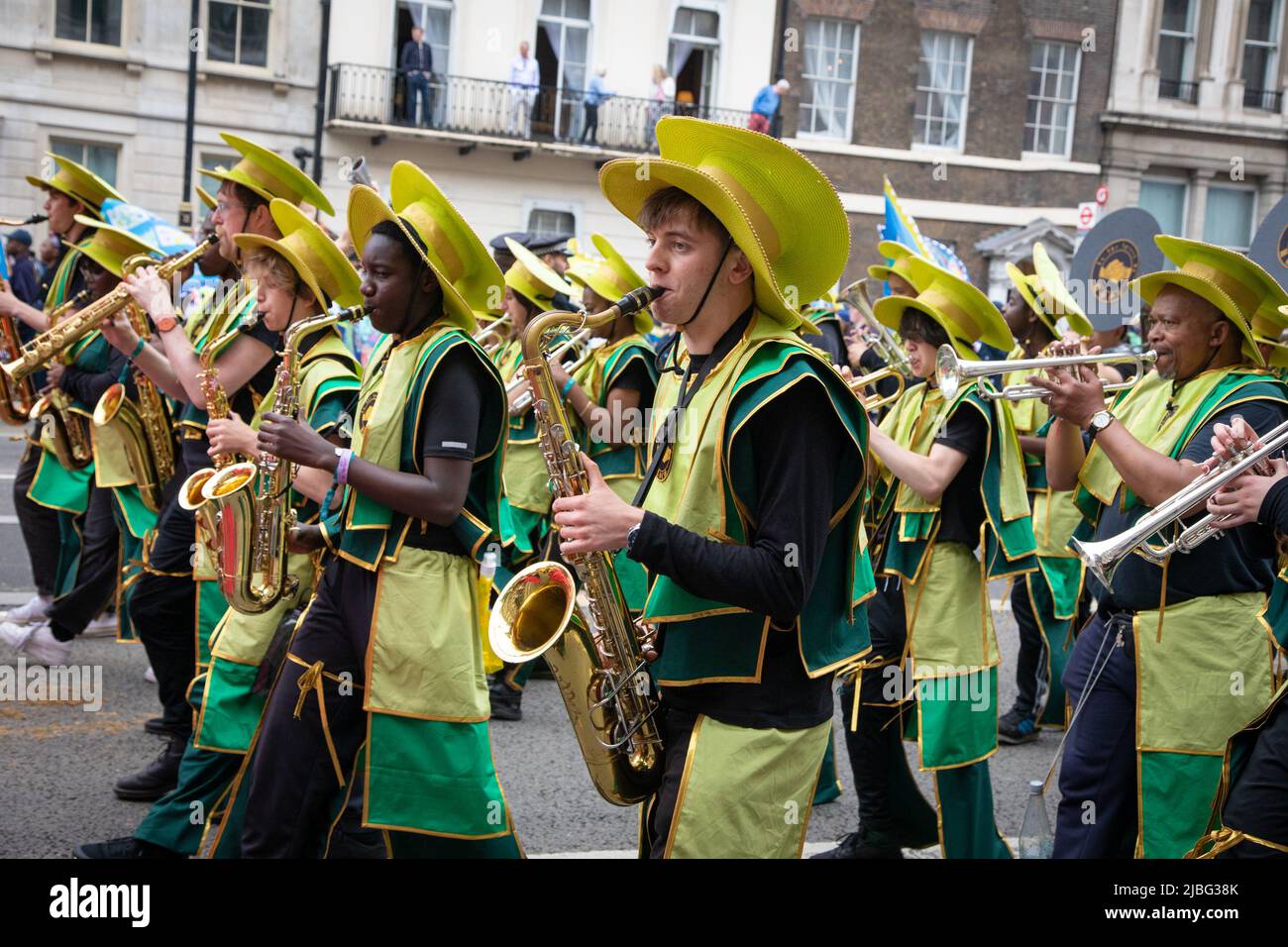 Londres, Royaume-Uni. 5th juin 2022. Un Jubilé de platine fort de 7 mille personnes a eu lieu dans le centre de Londres pour marquer les 70 ans de sa Majesté sur le trône. La parade colorée a fait son chemin le long de Whitehall, le Mall et passé Buckingham Palace et a été décrit par beaucoup comme un événement unique dans une vie. Credit: Kiki Streitberger / Alamy Live News Banque D'Images