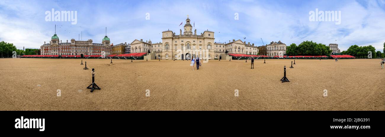 LONDRES - 18 mai 2022 : panorama de la place assise pour le défilé des gardes à cheval du Jubilé de platine Banque D'Images