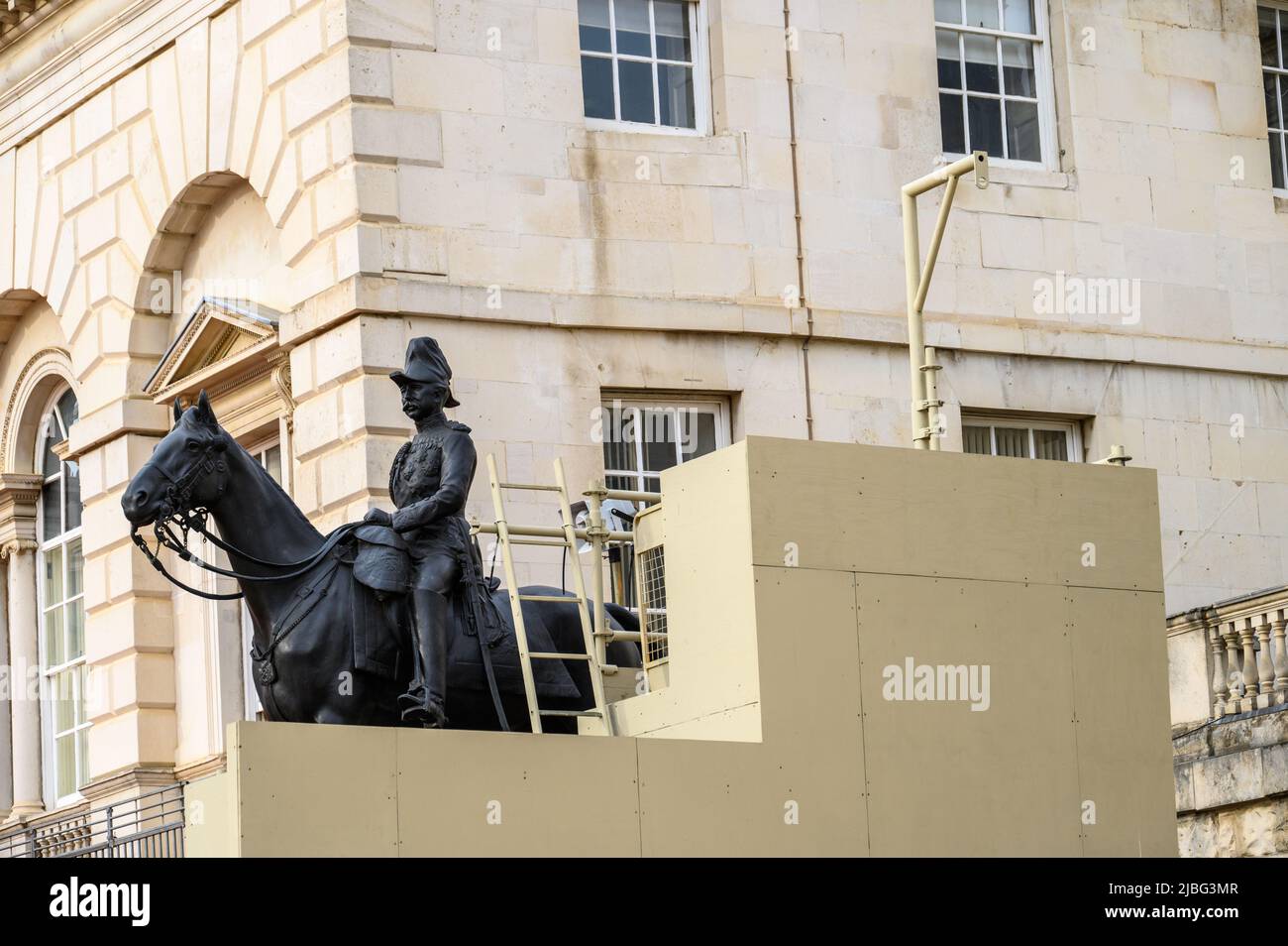 LONDRES - 18 mai 2022: Statue équestre du comte Roberts, parade des gardes à cheval et construction temporaire pour le Jubilé de platine Trooping la couleur Banque D'Images