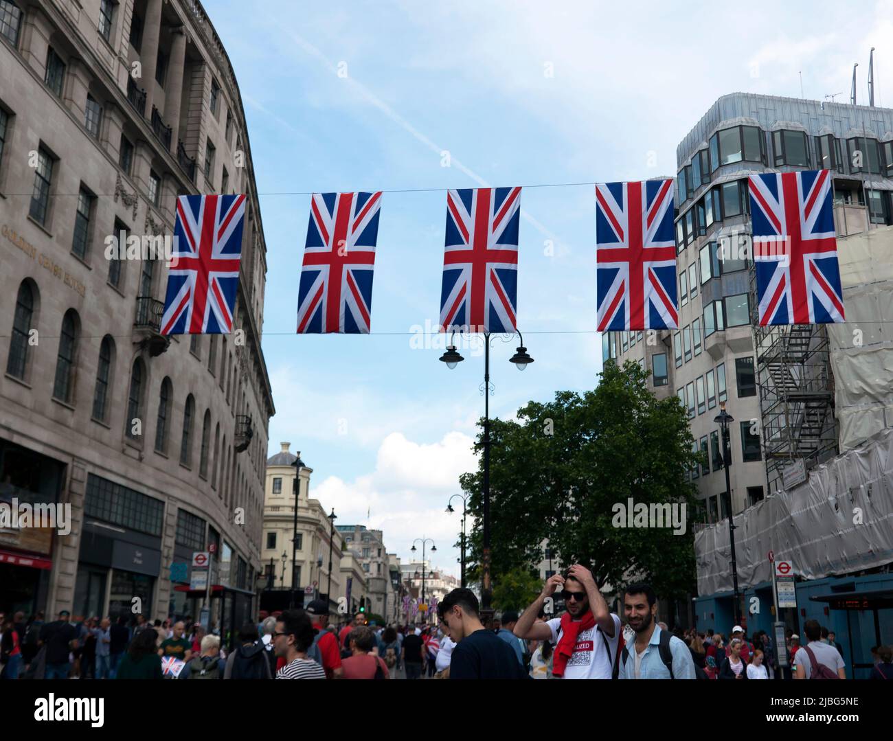 Union Jack's suspendu de l'autre côté de Charing Cross Road, alors que les foules se dispersent, après la fin du survol pour célébrer le Trooping de la couleur : la parade d'anniversaire de la Reine, dans le cadre de ses célébrations du Jubilé de platine 2022 Banque D'Images