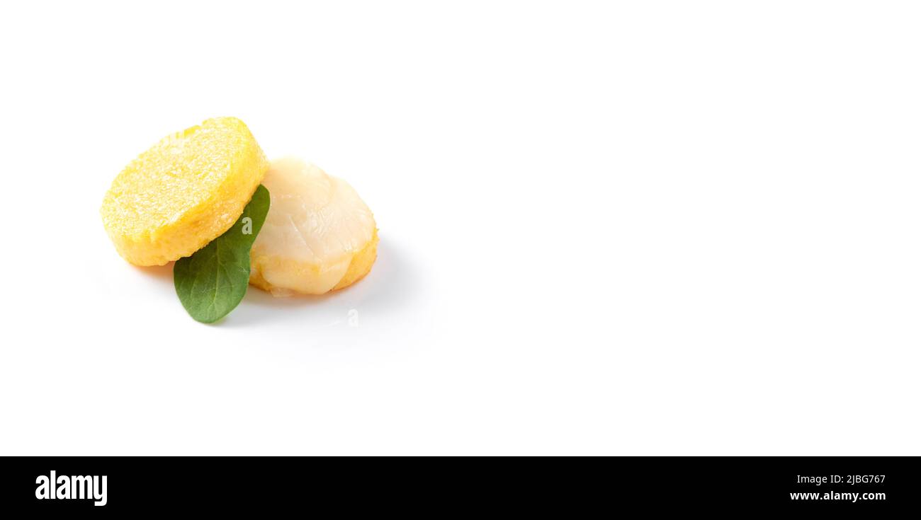 Deux crêpes à la polenta avec fromage macarella et épinards. Vue de dessus. Espace vide. Banque D'Images