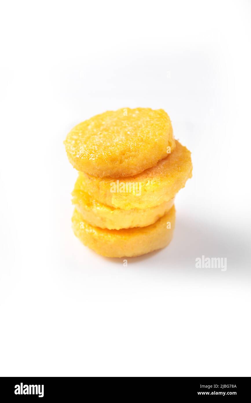 Pancakes frit polenta sur un fond blanc isolé. Crêpes empilées l'une sur l'autre Banque D'Images