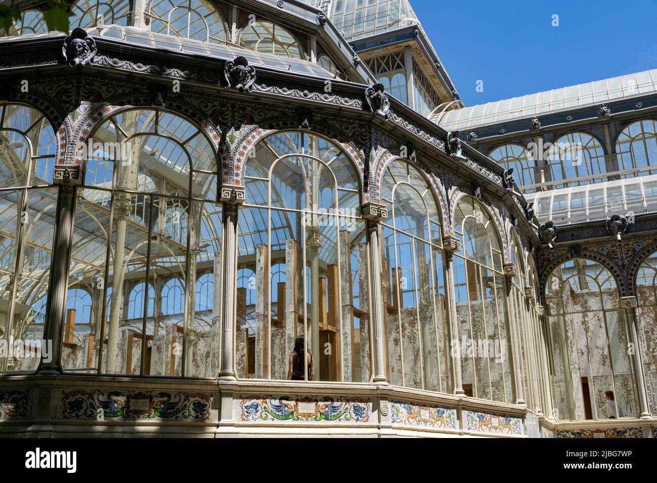 Le Palais de verre du Parc El Retiro de Madrid par l'architecte Ricardo Velázquez Bosco. Un site classé au patrimoine mondial de l'UNESCO. Propriété du musée Reina Sofía. Banque D'Images
