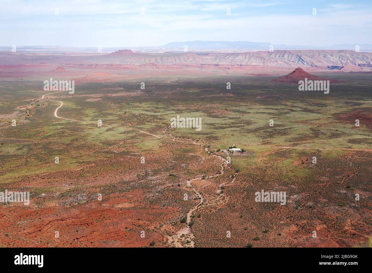 Vue aérienne du désert de l'Utah avec formations rocheuses de bizzare par une journée très chaude. La chaleur se défait sur l'horizon lointain. Montagne en forme de pyramide à droite. Banque D'Images